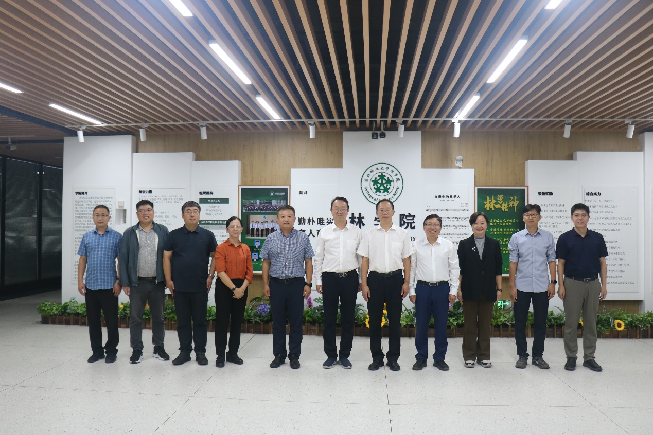 中国热带农业科公司橡胶研究所党委书记邹奎一...